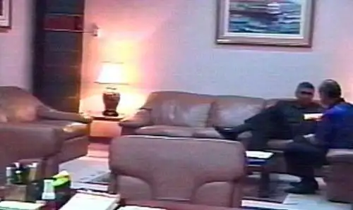 Primer "vladivideo" que muestra a Alberto Kouri recibiendo dinero de Vladimiro Montesinos para sumarse a la entonces bancada fujimorista de Perú 2000.