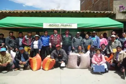El Ministerio de Agricultura y Riego (Minagri), a través de Agro Rural y en el marco de la reducción de la vulnerabilidad y atención de emergencias por desastres, entregó más de 12,000 kilos de semillas en beneficio de 7,000 productores agrarios, quienes podrán mejorar su producción y obtener mejores ingresos económicos.