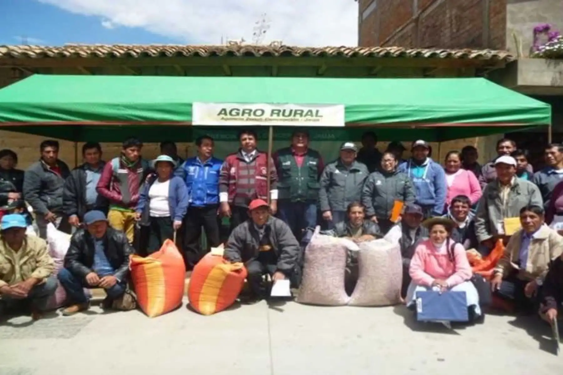 El Ministerio de Agricultura y Riego (Minagri), a través de Agro Rural y en el marco de la reducción de la vulnerabilidad y atención de emergencias por desastres, entregó más de 12,000 kilos de semillas en beneficio de 7,000 productores agrarios, quienes podrán mejorar su producción y obtener mejores ingresos económicos.