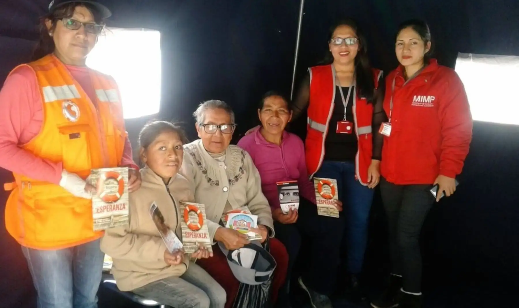 Un equipo del Ministerio de la Mujer y Poblaciones Vulnerables (MIMP) coordinó acciones de ayuda con Defensa Civil a favor de la población de Matucana, distrito de la provincia de Huarochirí, región Lima, afectado por ocho sismos en las últimas horas, los cuales provocaron deslizamientos, el cierre temporal de la carretera central y la suspensión de clases en las escuelas.