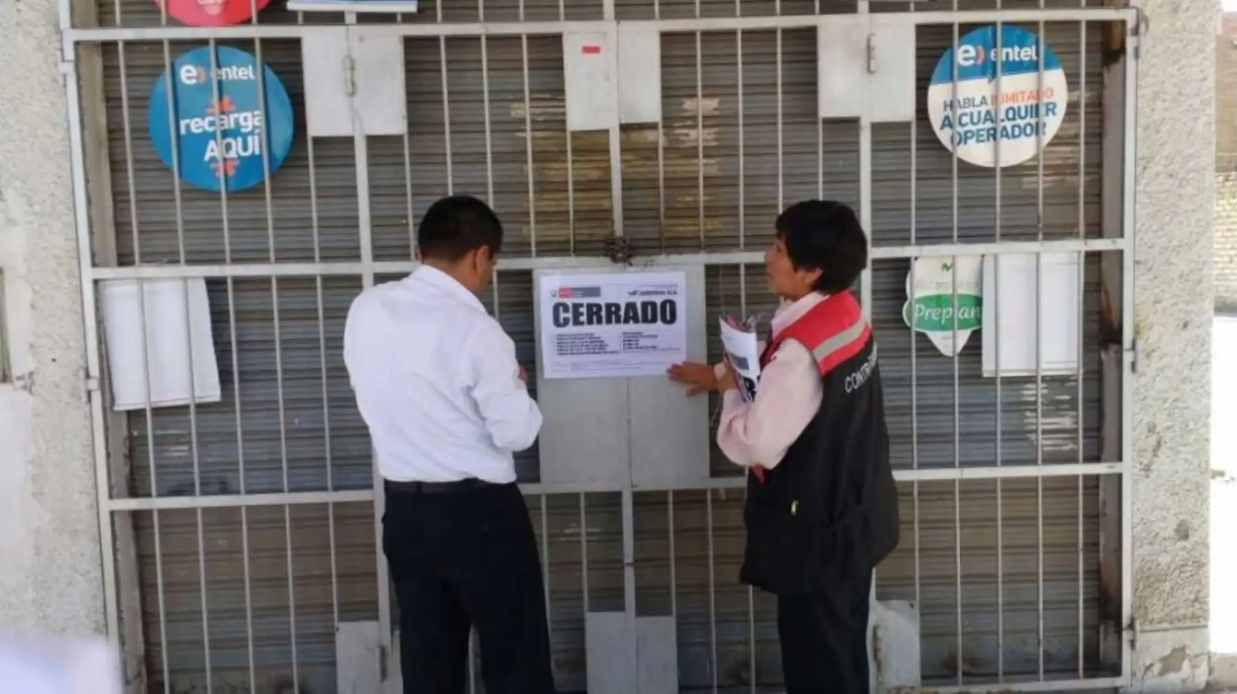 Inspectores de la Dirección regional General de Medicamentos de Ica, con apoyo de la Digemid, Fiscalía de Prevención del Delito, Policía de Seguridad del Estado, intervinieron hoy boticas ubicadas en las inmediaciones del Hospital Regional de Ica, tras recibir denuncias que se vendían productos adquiridos en licitaciones públicas.