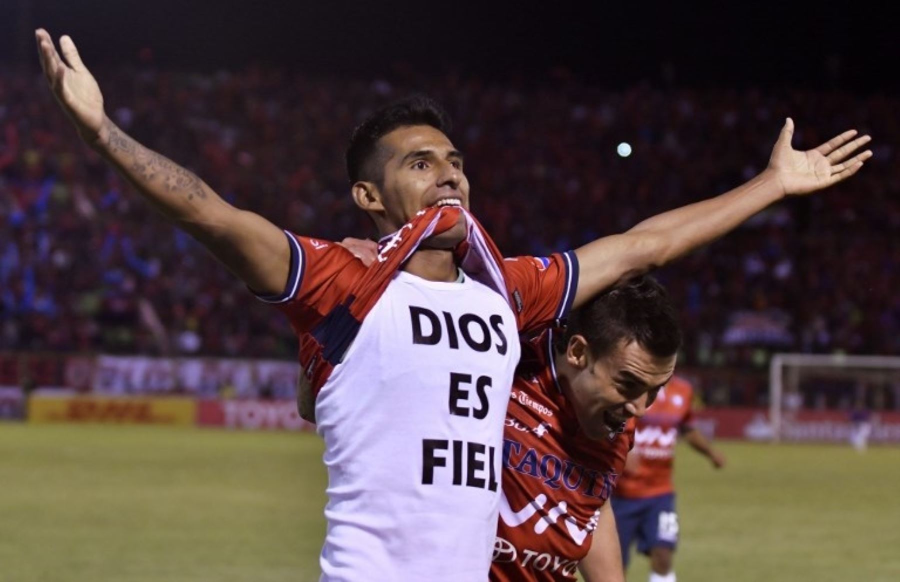 Gilbert Alvarez celebra el gol que consolidó la goleada