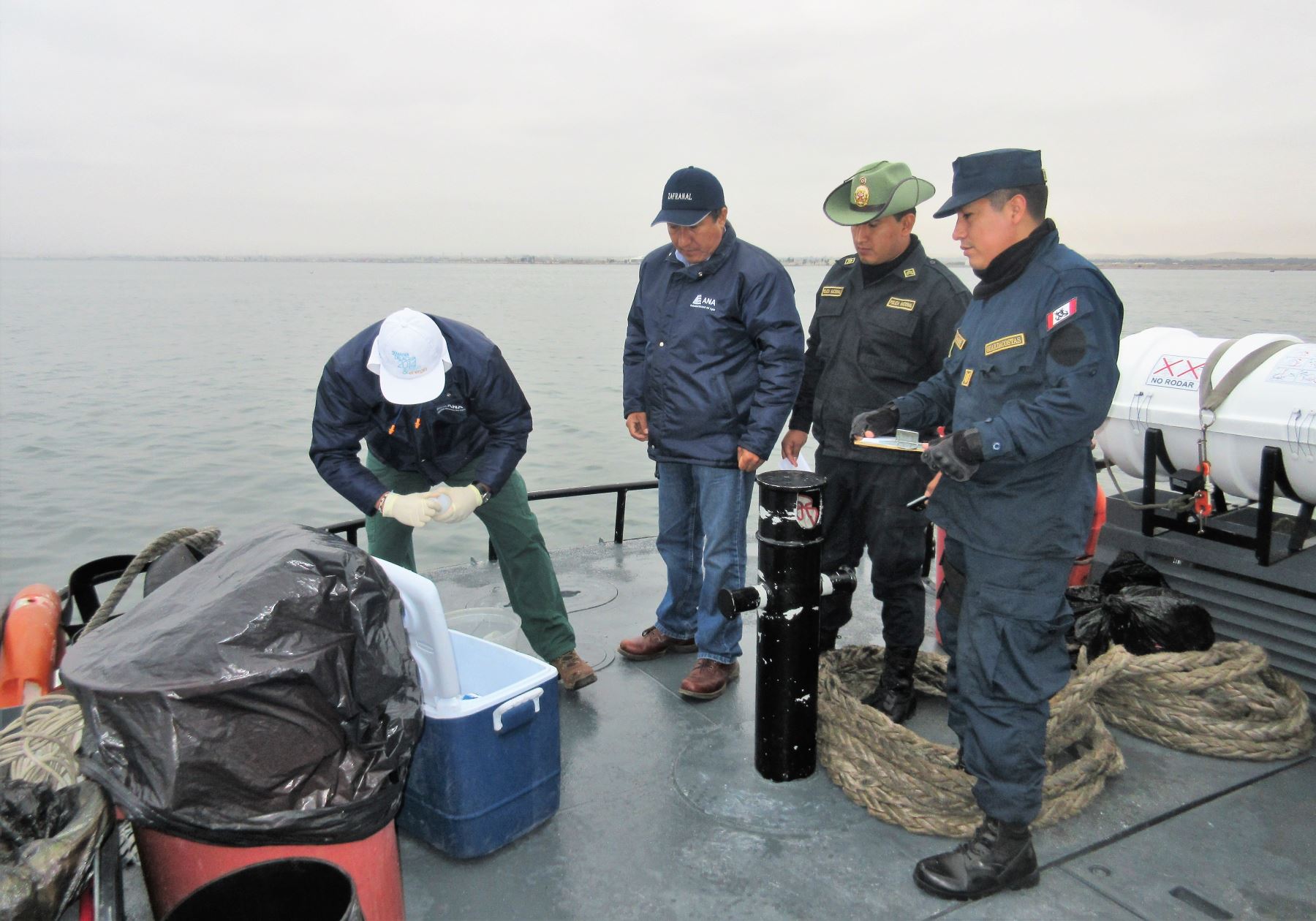ANA realiza monitoreo de la calidad del agua en litoral marino costero de Paracas. ANDINA/Difusión