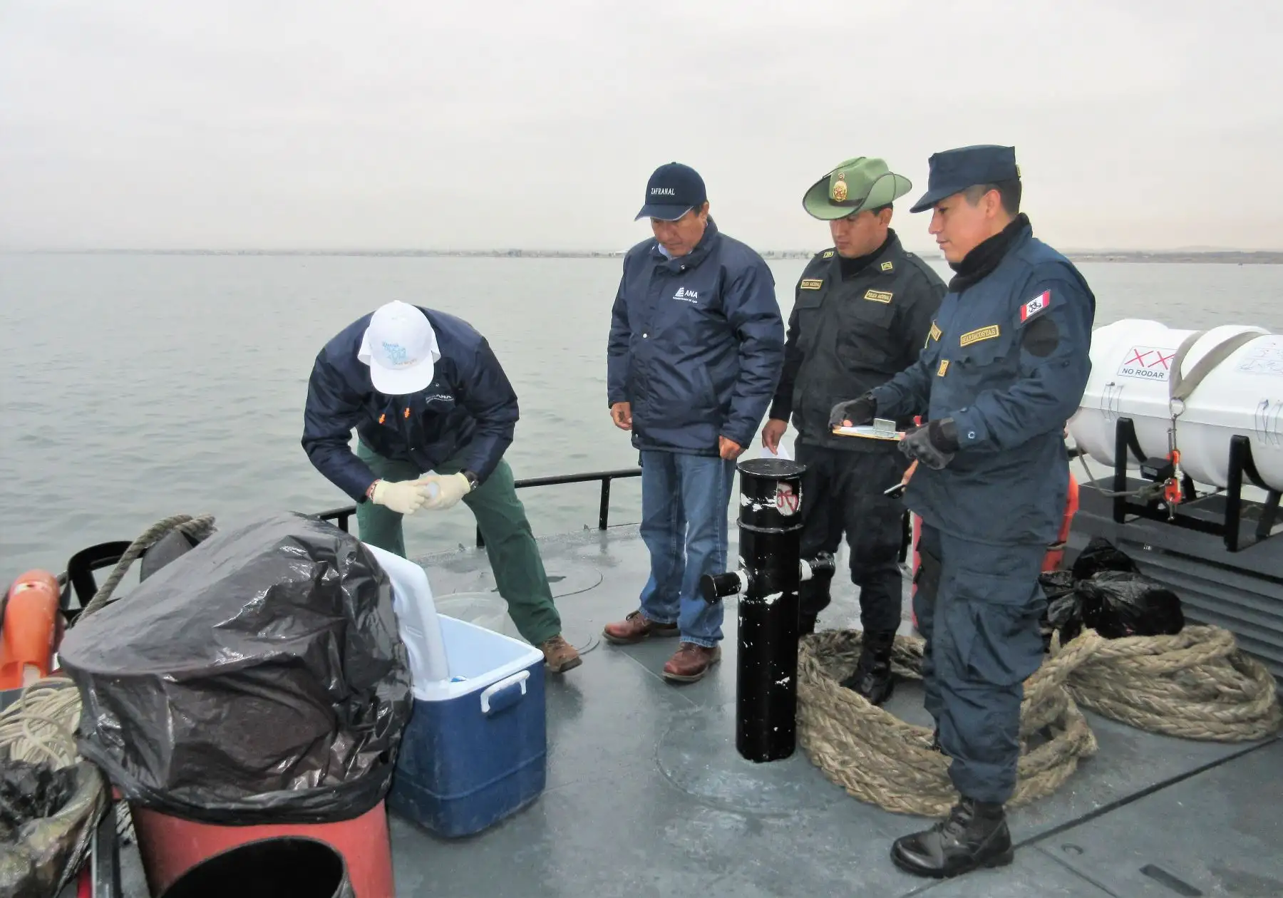 ANA realiza monitoreo de la calidad del agua en litoral marino costero de Paracas. ANDINA/Difusión