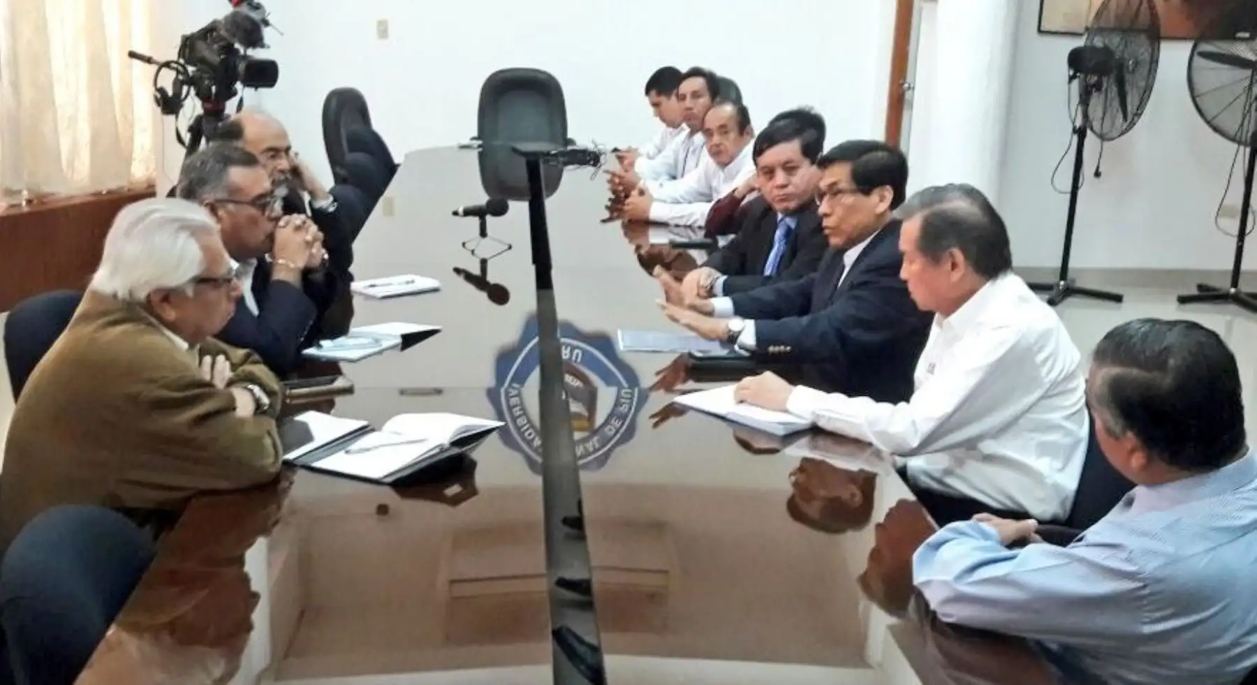 El ministro de Agricultura y Riego, José Manuel Hernández, explicó los alcances del Plan Integral de Reconstrucción con Cambios en las zonas afectadas por El Niño Costero, a las autoridades regionales y locales, juntas de usuarios de riego, así como representantes de la sociedad civil en Piura.