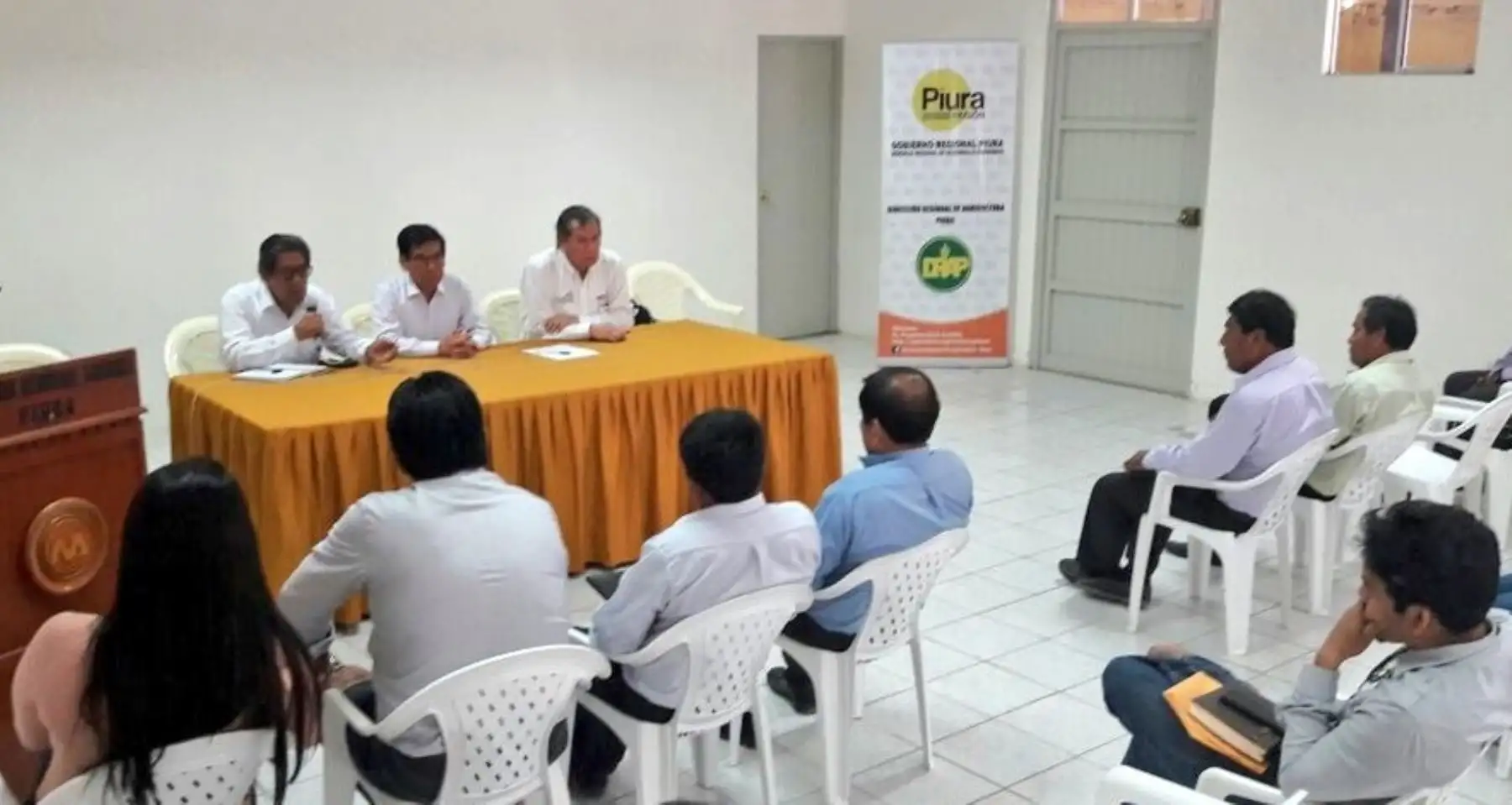 El ministro de Agricultura y Riego, José Manuel Hernández, explicó los alcances del Plan Integral de Reconstrucción con Cambios en las zonas afectadas por El Niño Costero, a las autoridades regionales y locales, juntas de usuarios de riego, así como representantes de la sociedad civil en Piura.