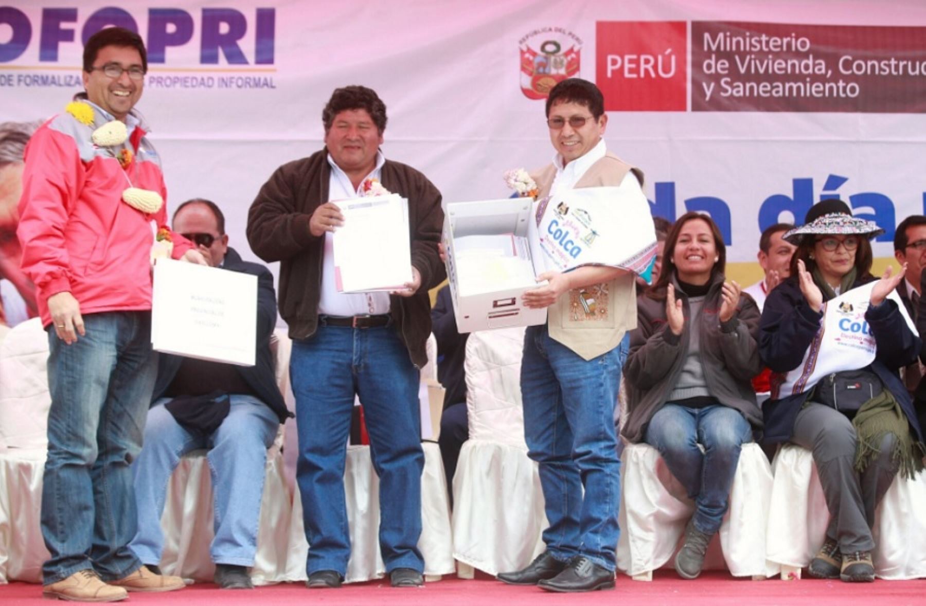 Ministro de Vivienda, Construcción y Saneamiento, Edmer Trujillo Mori, entrega títulos de propiedad a pobladores de la provincia arequipeña de Caylloma.