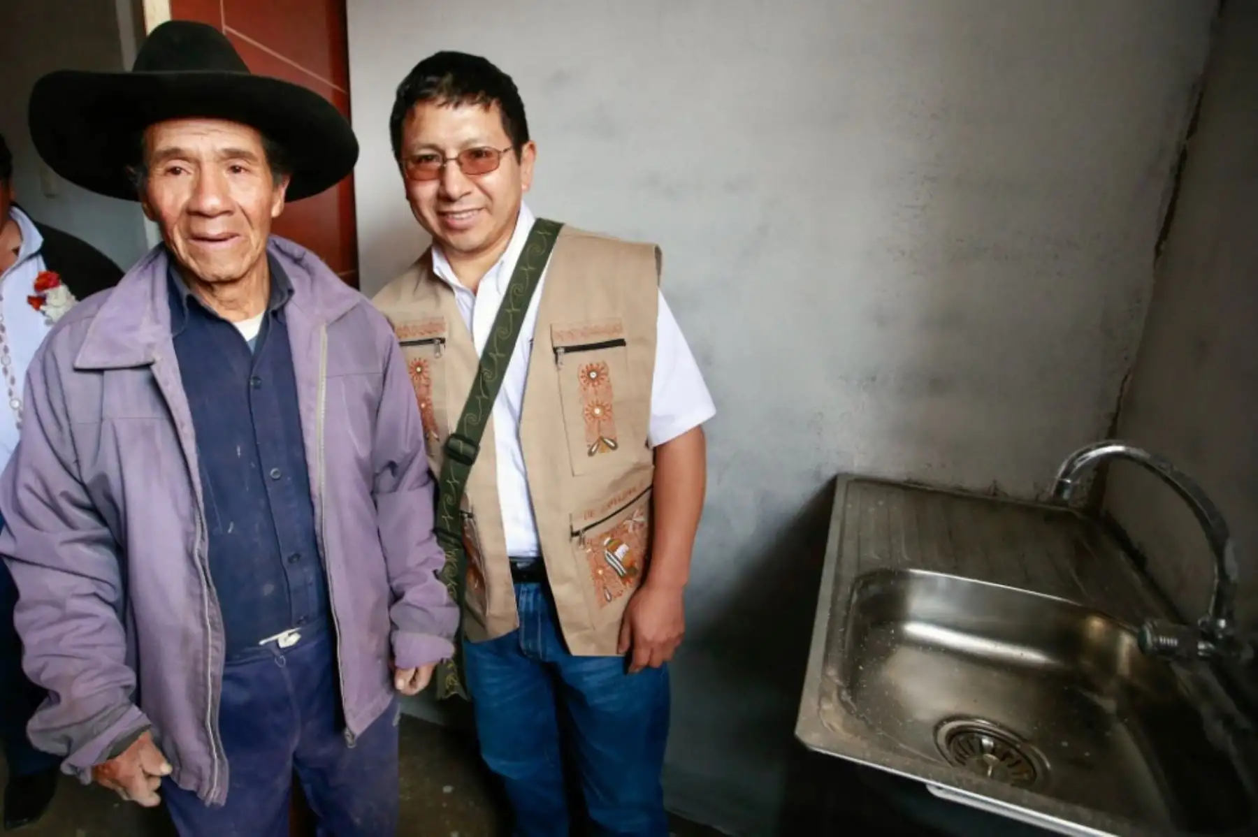 Ministro de Vivienda, Construcción y Saneamiento, Edmer Trujillo Mori, entregó primeras casas reconstruidas en el distrito de Chivay, provincia arequipeña de Caylloma.