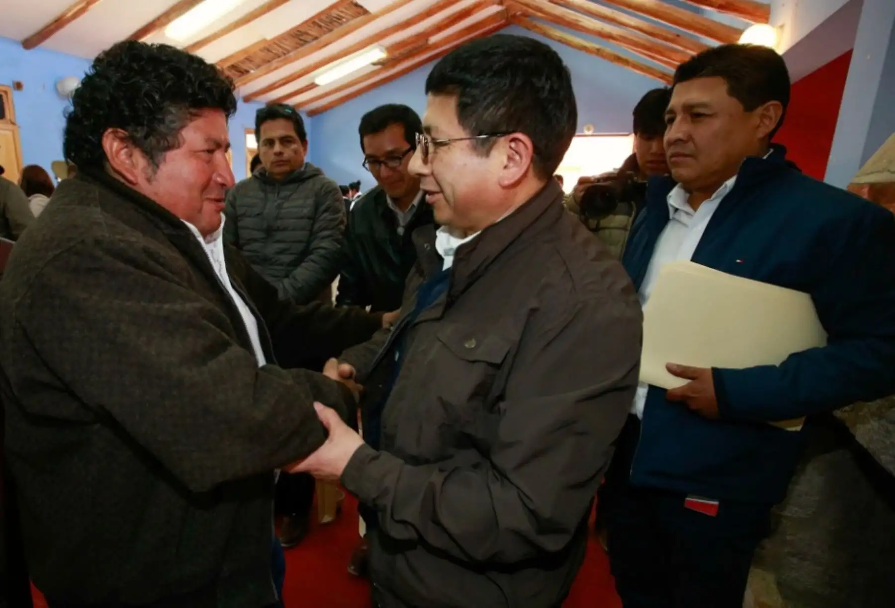 El ministro de Vivienda, Construcción y Saneamiento, Edmer Trujillo, supervisó hoy en la provincia de Caylloma el avance de los trabajos de reconstrucción de las viviendas afectadas por el sismo ocurrido el 14 de agosto del año pasado, y se reunió con los alcaldes de la zona para asumir acuerdos que les permitan agilizar dicho proceso.