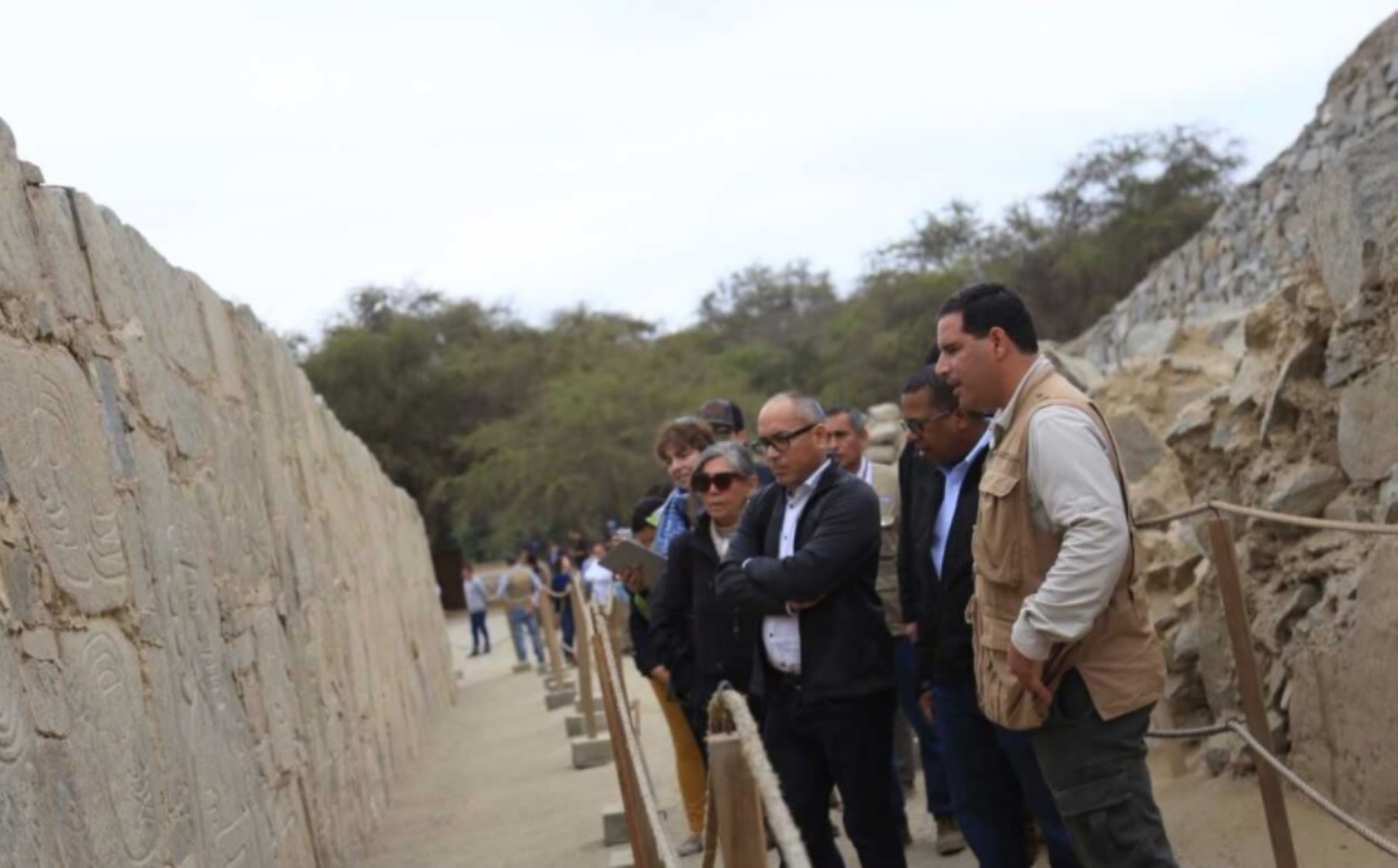 Viceministro de Patrimonio Cultural, Jorge Arrunátegui, y embajador de EEUU, Brian Nichols,  visitaron Chankillo para supervisar trabajos de conservación