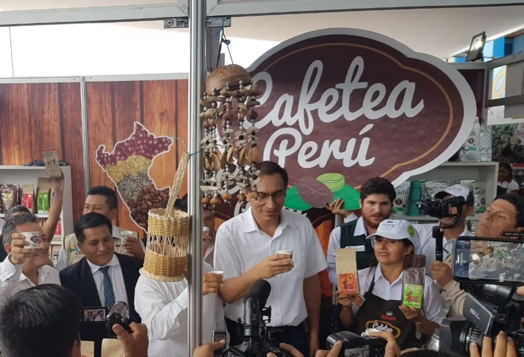 Primer vicepresidente de la República, Martín Vizcarra (al centro) en Ficafé 2017. Foto: Cortesía Sierra y Selva Exportadora.