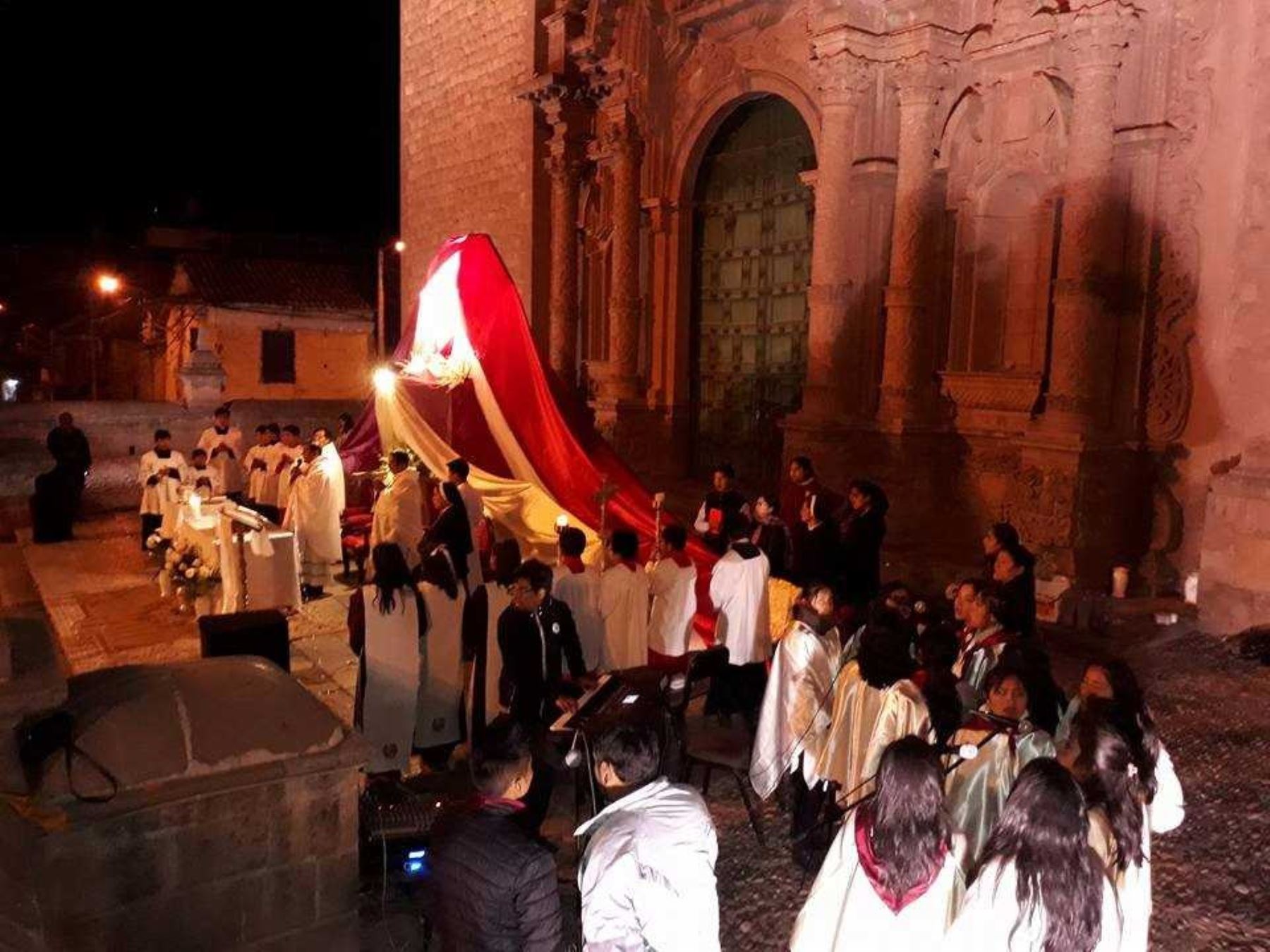 En la plaza mayor del distrito de San Sebastián, el párroco Genaro Huamán ofició una misa, después de los cantos y rezos.