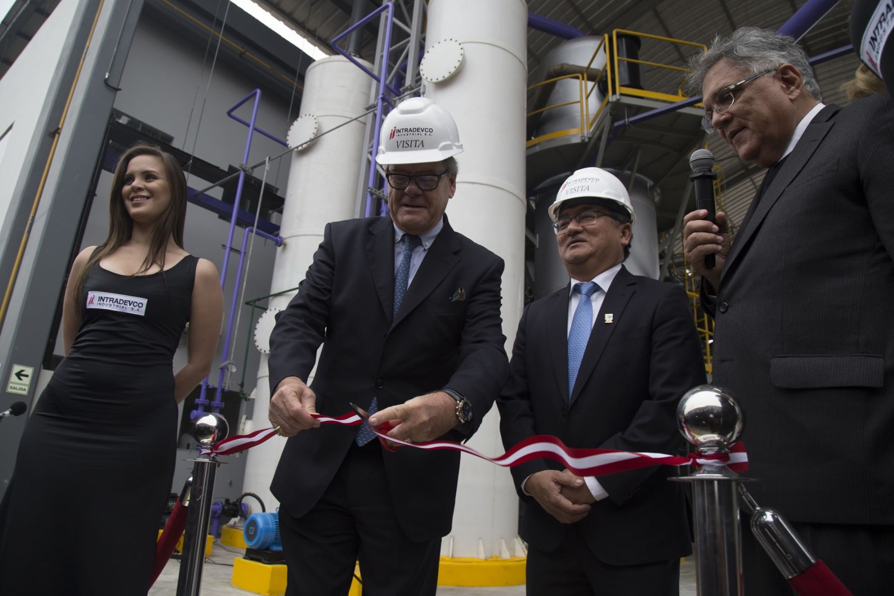 Presidente de la Sociedad Nacional de Industrias, Andrés Von Wedemeyer, inaugura nuevas plantas de Intradevco. Foto: Cortesía.
