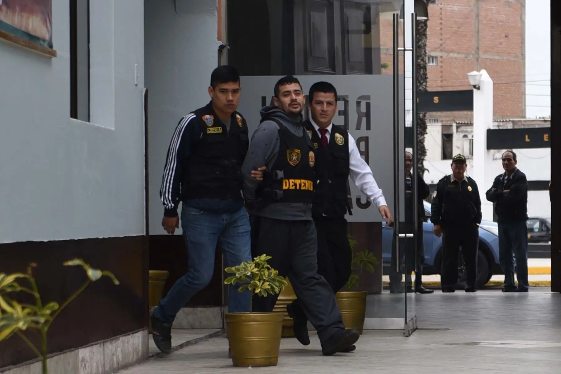 Uno de los detenidos presentado hoy en la conferencia de prensa. Foto: Mininter