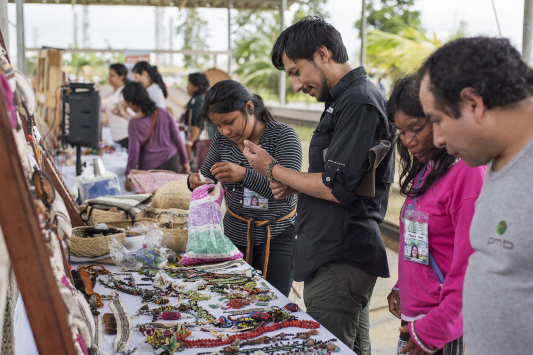 Más de 100 artesanas de cinco comunidades nativas del Bajo Urubamba promovieron sus productos. Foto: Difusión