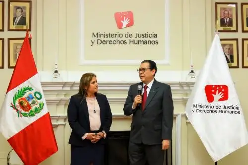 Enrique Mendoza asume funciones como ministro de Justicia y Derechos Humanos.