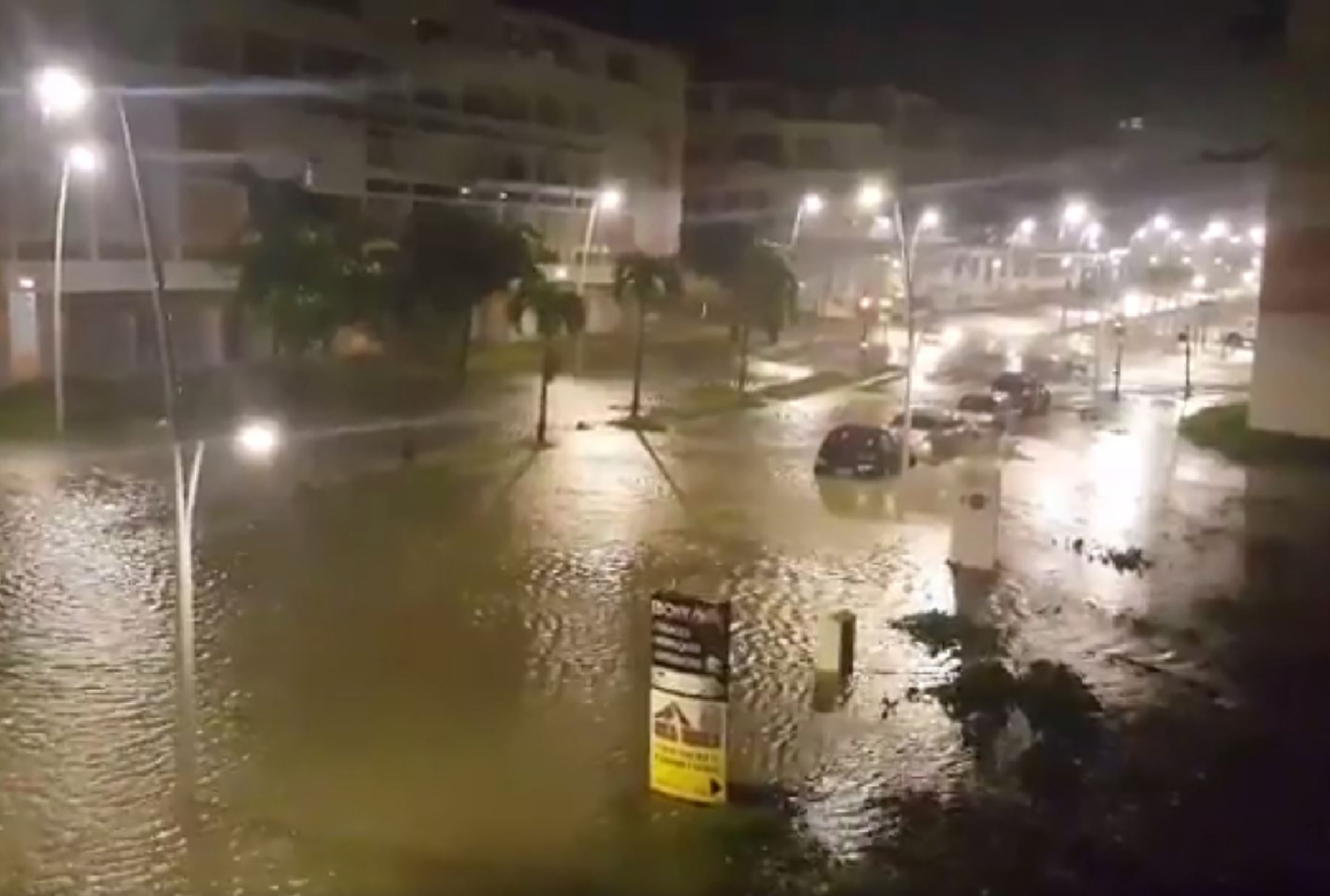 Fuertes vientos y lluvias del huracán María golpean la isla francesa de Guadalupe. Foto: AFP