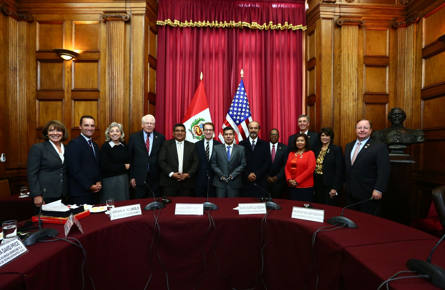 Presidente del Congreso, Luis Galarreta, recibe a miembros de la Cámara de Representantes de Estados Unidos.