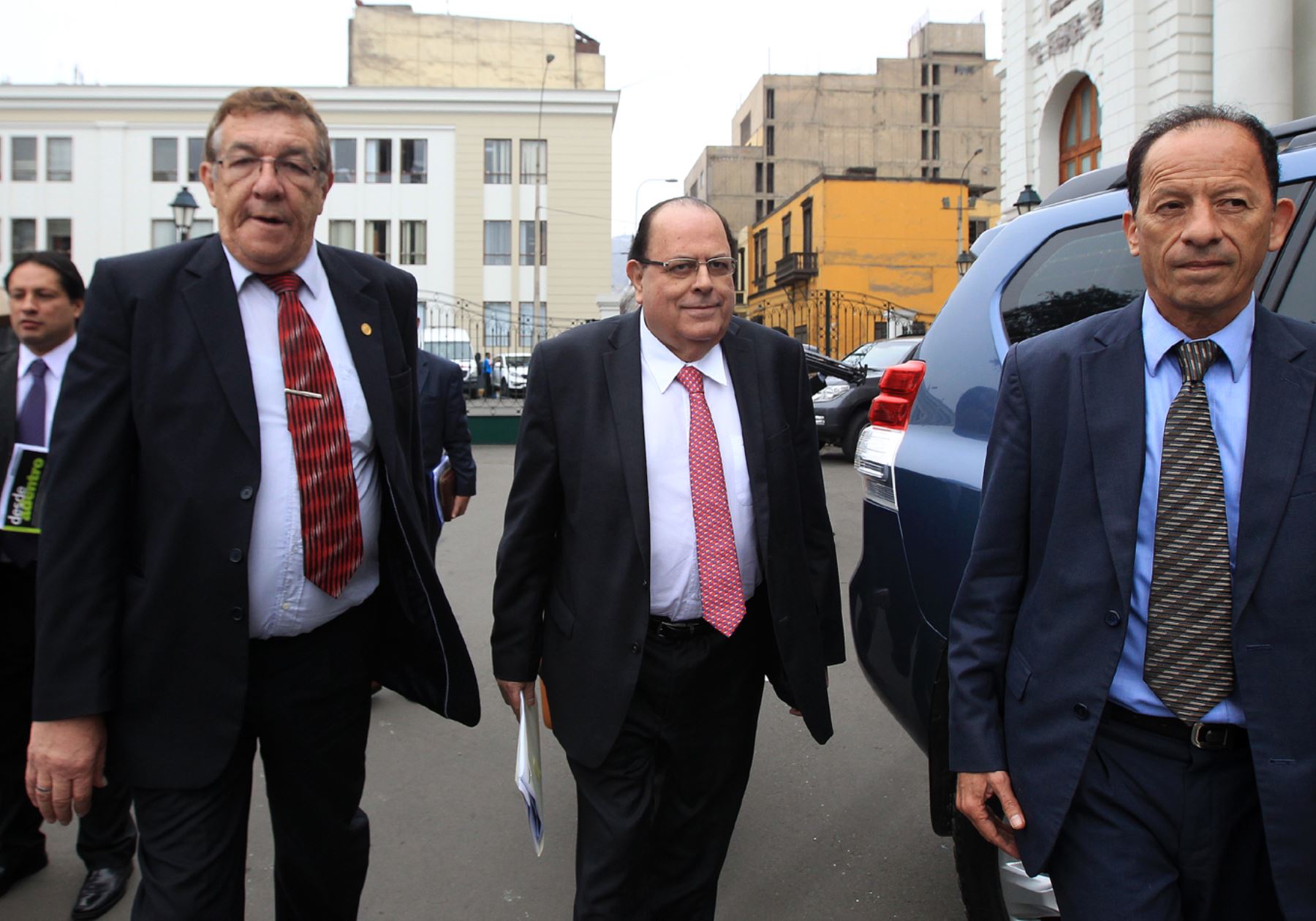 Presidente del BCR, Julio Velarde (al centro) a su llegada al Congreso de la República. ANDINA/Héctor Vinces