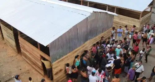 Albergues temporales para 15 familias que resultaron damnificadas por el incendio urbano ocurrido en el AA.HH Playa Hermosa del distrito de Iquitos (Loreto).