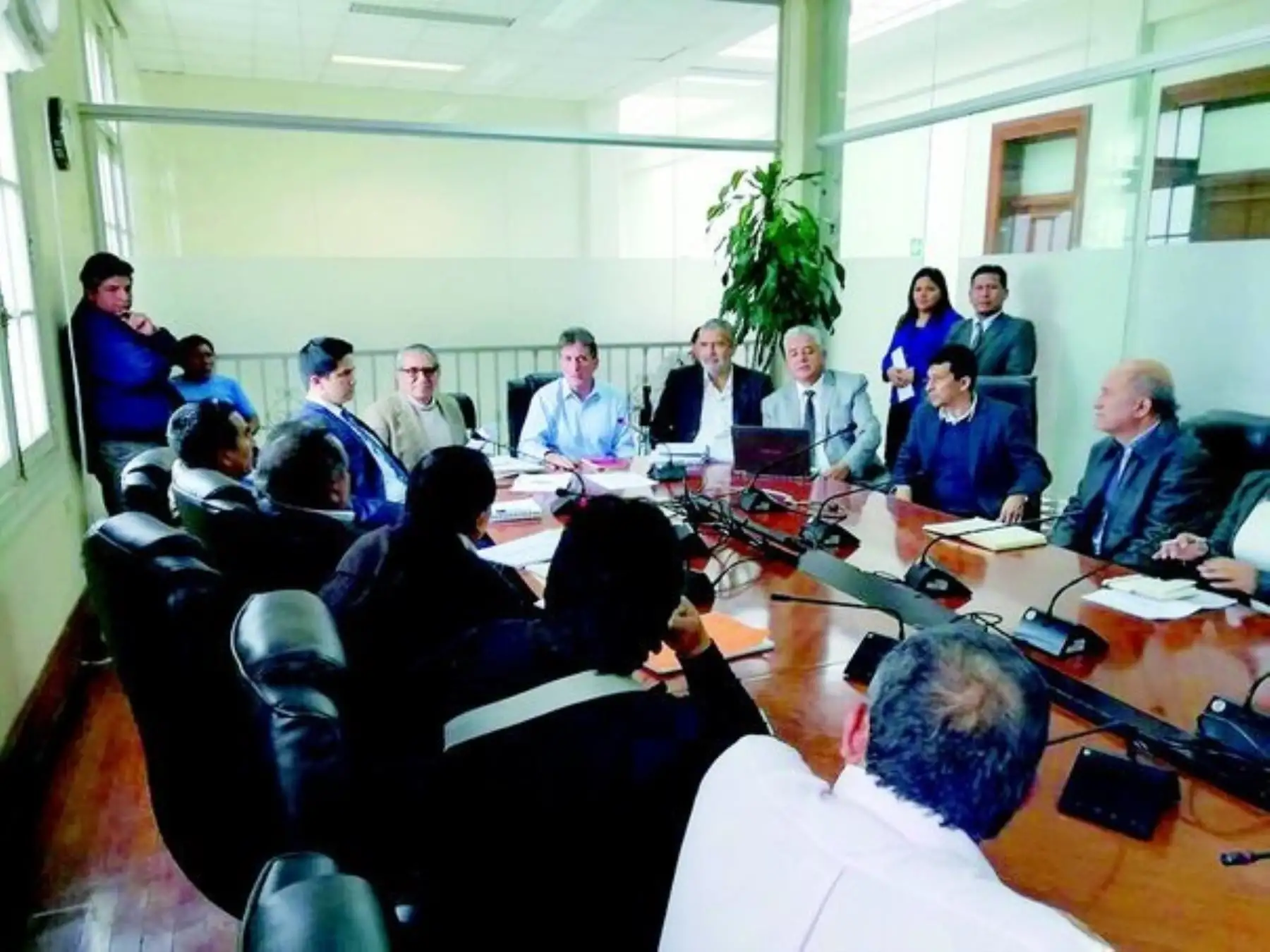 El director ejecutivo de la Autoridad para la Reconstrucción con Cambios, Pablo de la Flor, se reunió con autoridades locales y agricultores de la provincia de Huarmey, en la región Áncash, donde se ejecutarán obras de prevención y control de inundaciones por desborde de ríos frente a futuros eventos de El Niño Costero.