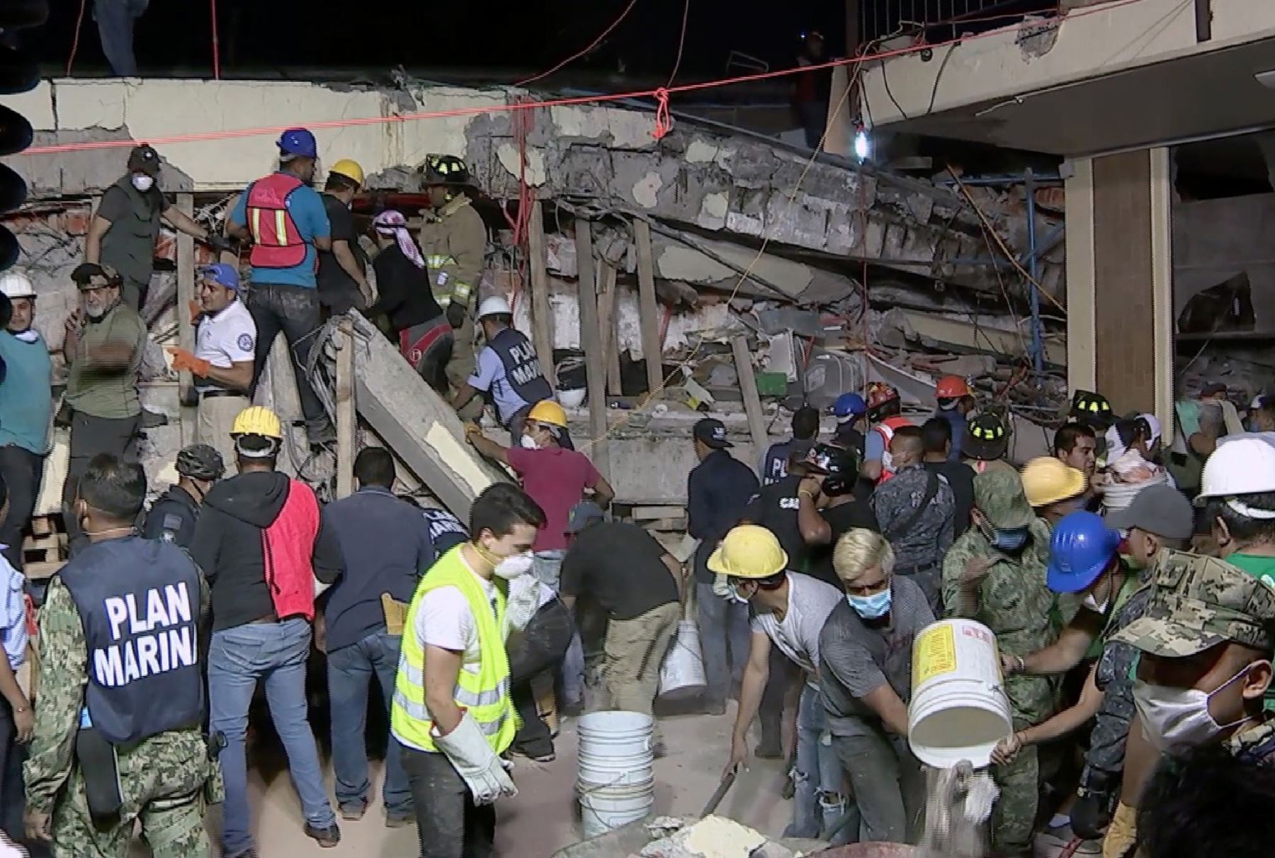 Equipos de rescate trabajan en la escuela Rébsamen, tras el devastador terremoto que azotó México. Foto: AFP.