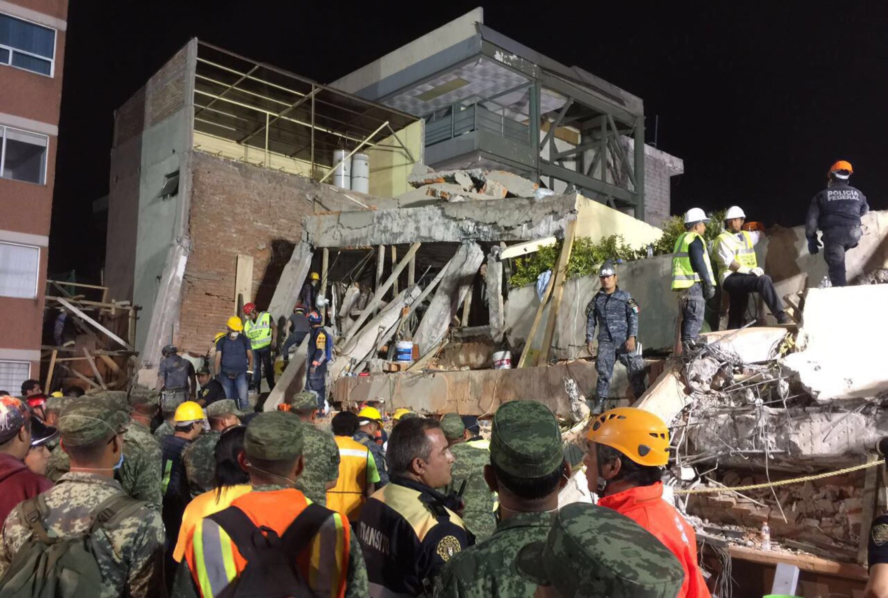 Equipos de rescate trabajan en la escuela Rébsamen tras el devastador terremoto que azotó México. Foto: AFP.