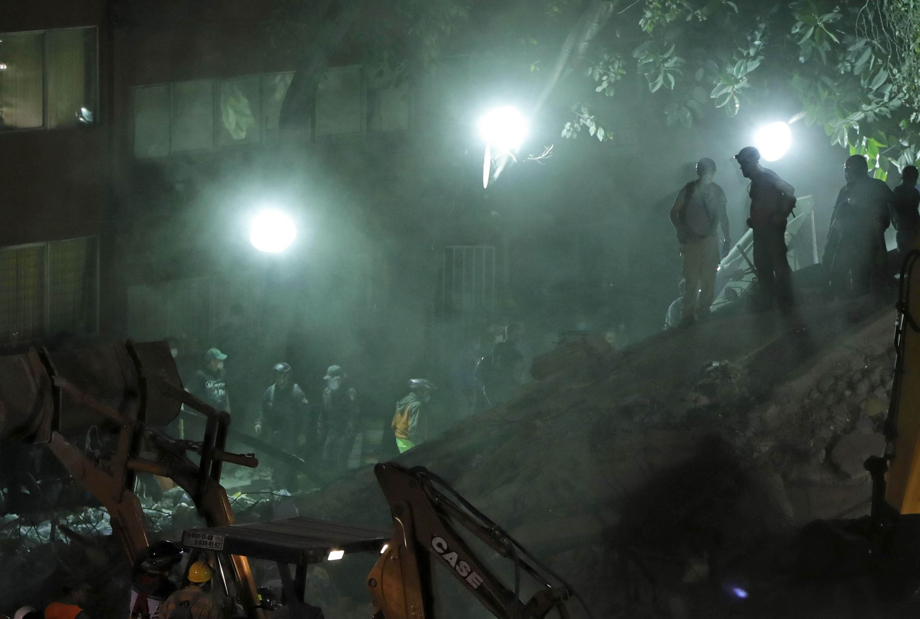 Cientos de mexicanos, entre brigadistas y voluntarios, continúan intentando rescatar a personas con vida de los edificios colapsados tras el terremoto. Foto: Efe.
