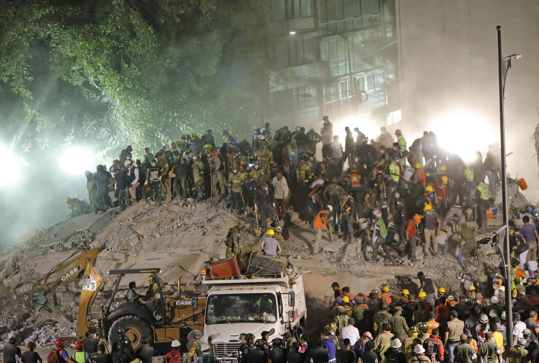Cientos de mexicanos, entre brigadistas y voluntarios, continúan intentando rescatar a personas con vida de los edificios colapsados tras el terremoto. Foto: EFE