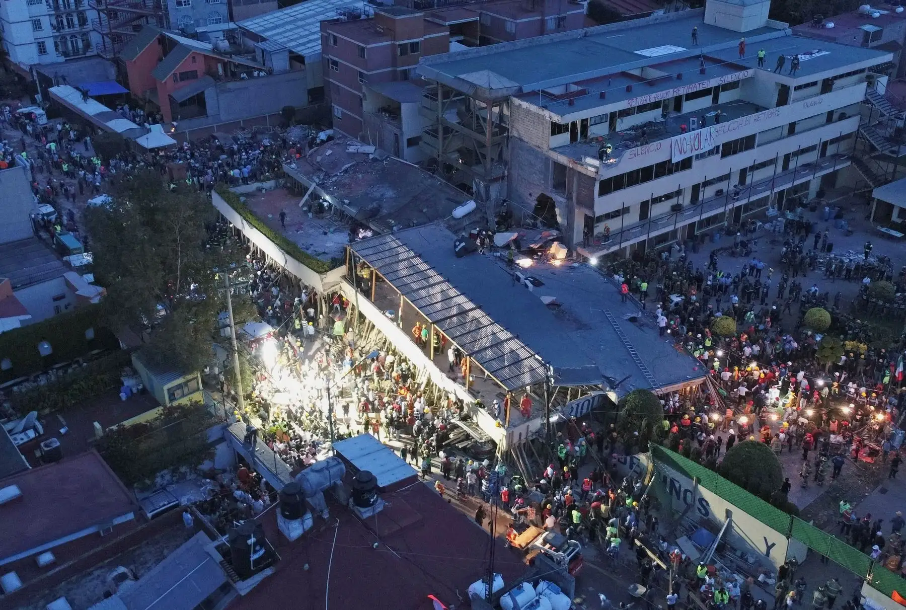 Cientos de mexicanos, entre brigadistas y voluntarios, continúan intentando rescatar a personas con vida de los edificios colapsados tras el terremoto. Foto: AFP.