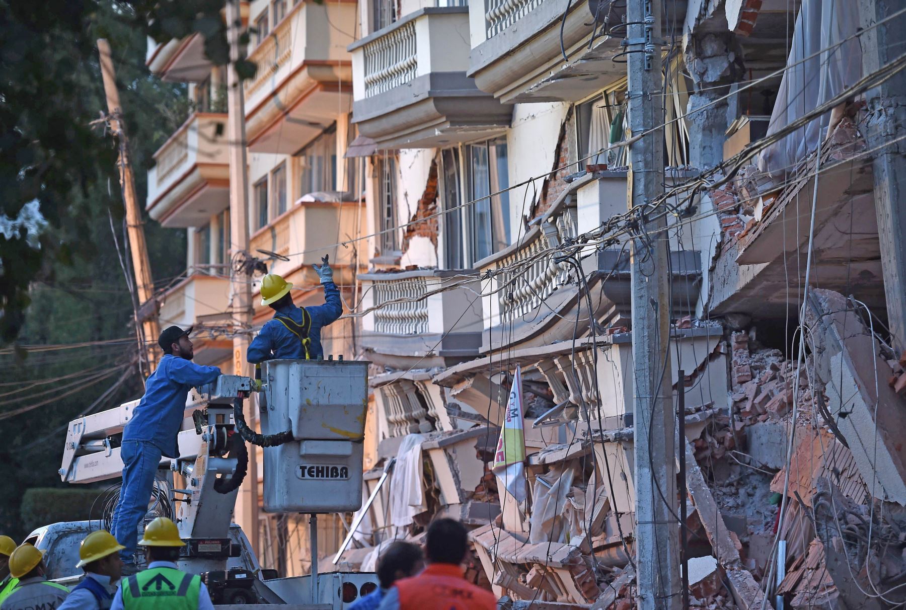 Cientos de mexicanos, entre brigadistas y voluntarios, continúan intentando rescatar a personas con vida de los edificios colapsados tras el terremoto. Foto: AFP