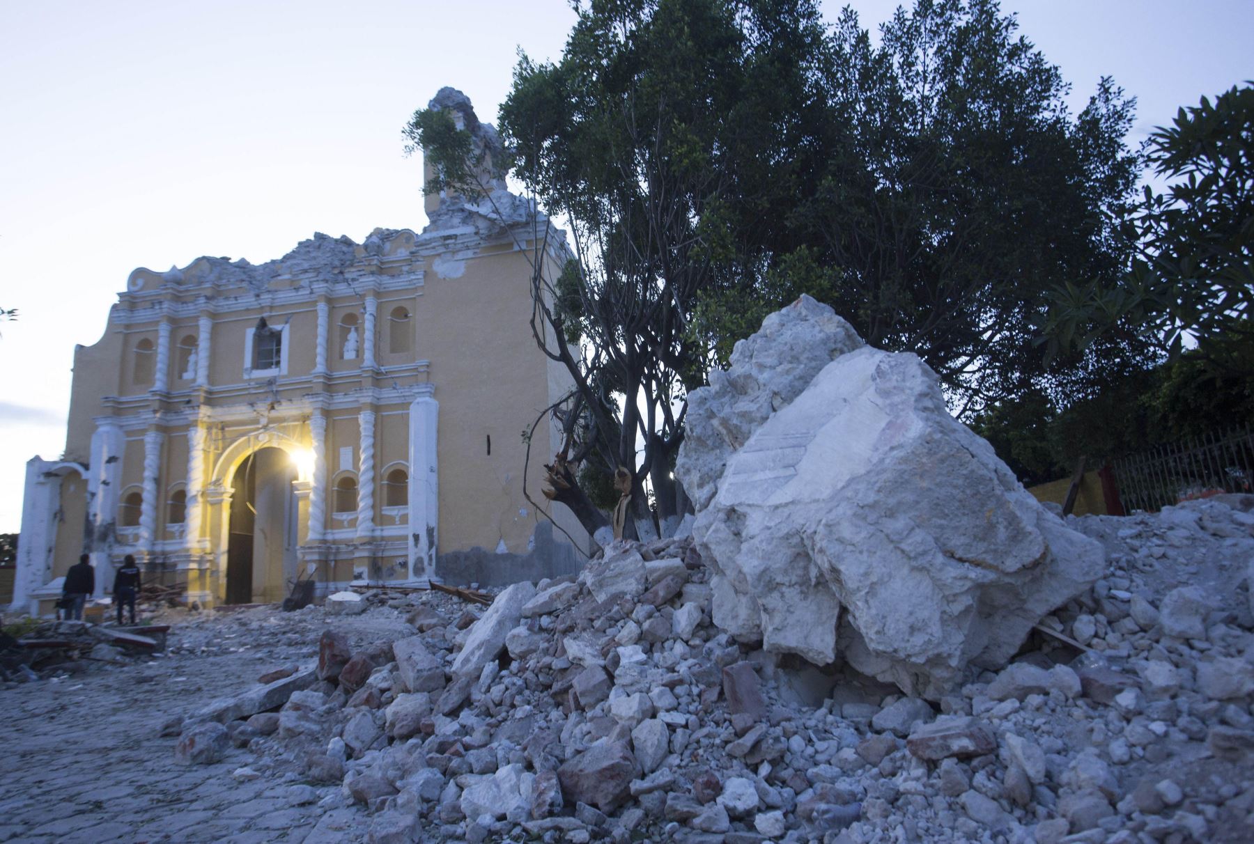 11 personas murieron cuando se oficiaba un bautizo en el momento del sismo de magnitud 7,1 en la escala de Richter. Foto: EFE