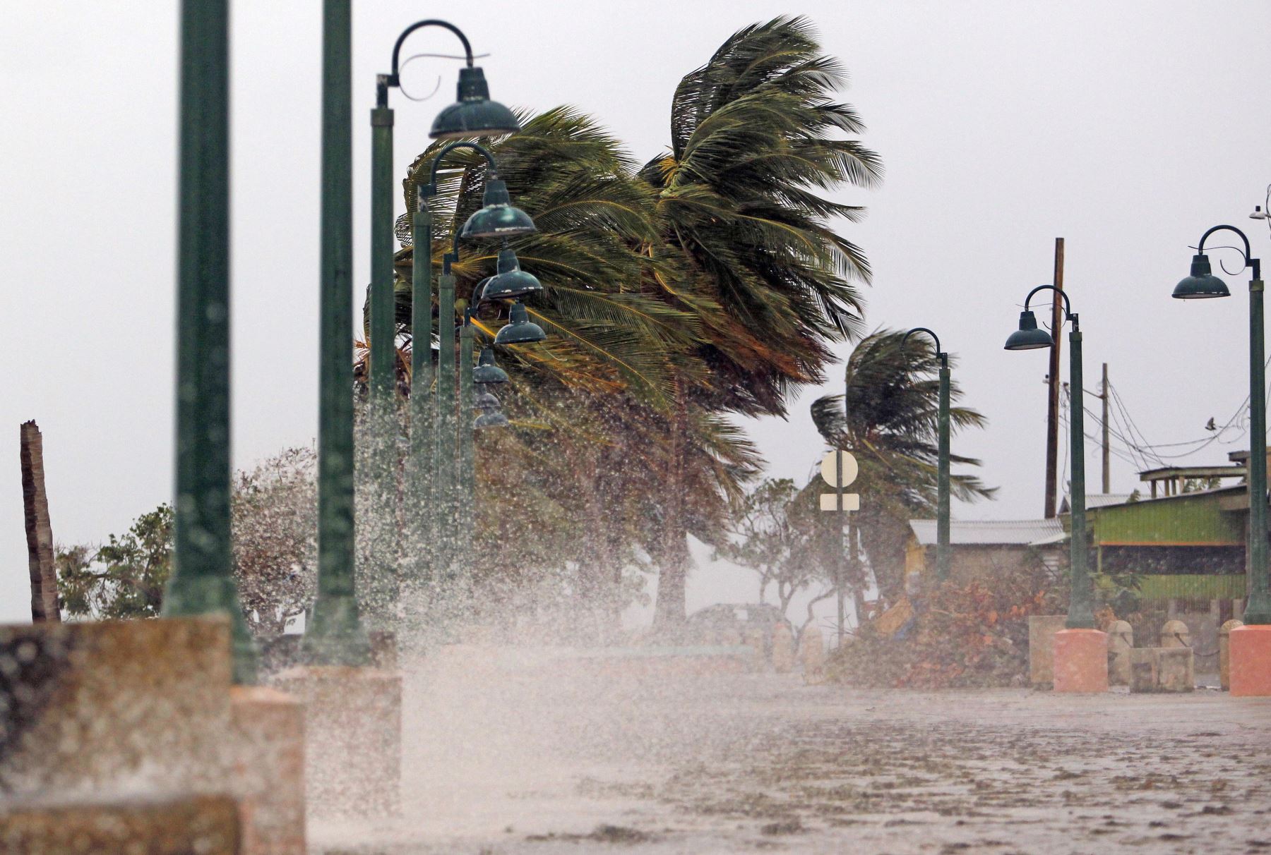 El huracán María tocó tierra este miércoles en Puerto Rico con vientos de 240 km/h. Foto: AFP