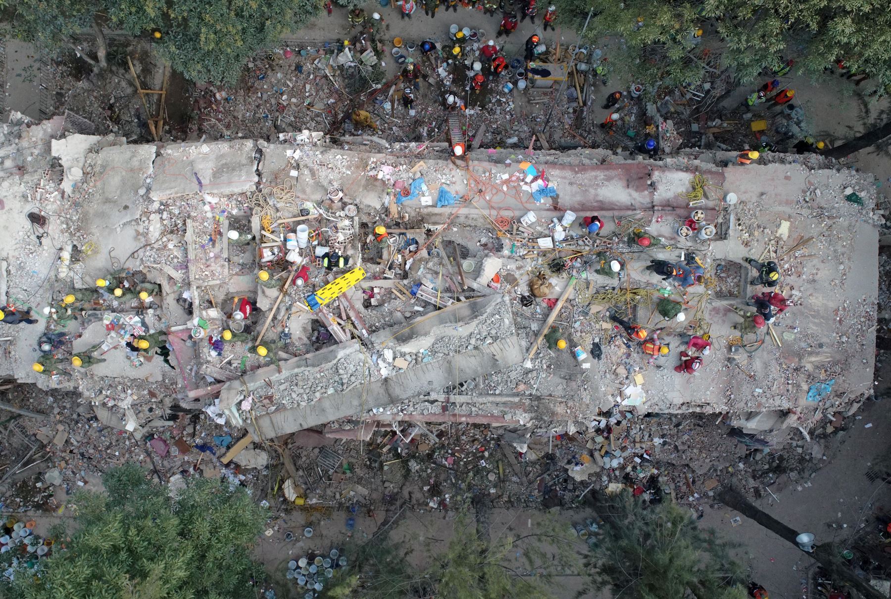 Equipos de rescate mexicanos buscan a personas atrapadas en los escombros tras el terremoto en la Ciudad de México. Foto: AFP