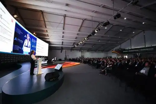 Ministra de Economía y Finanzas, Claudia Cooper expone en Perumin 33. Foto: Cortesía MEF.