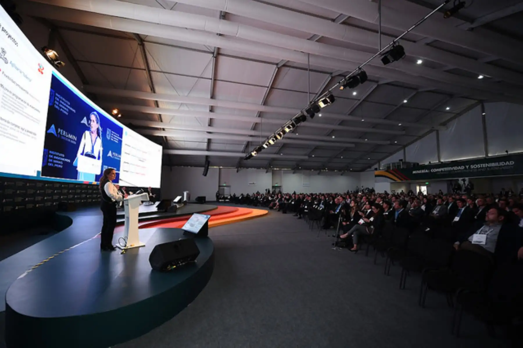 Ministra de Economía y Finanzas, Claudia Cooper expone en Perumin 33. Foto: Cortesía MEF.