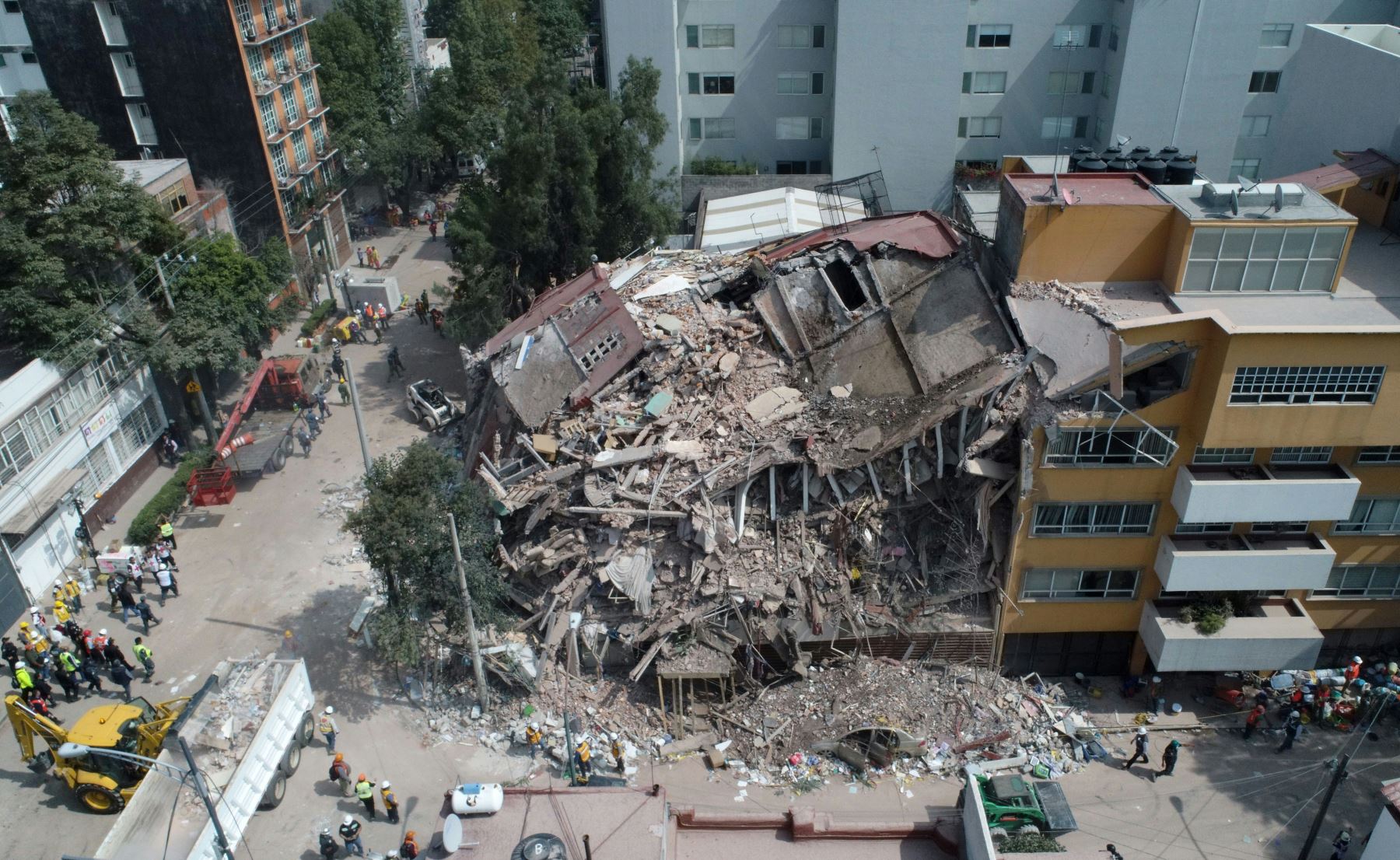 Equipos de rescate mexicanos buscan a personas atrapadas en los escombros tras el terremoto en la Ciudad de México. Foto: AFP