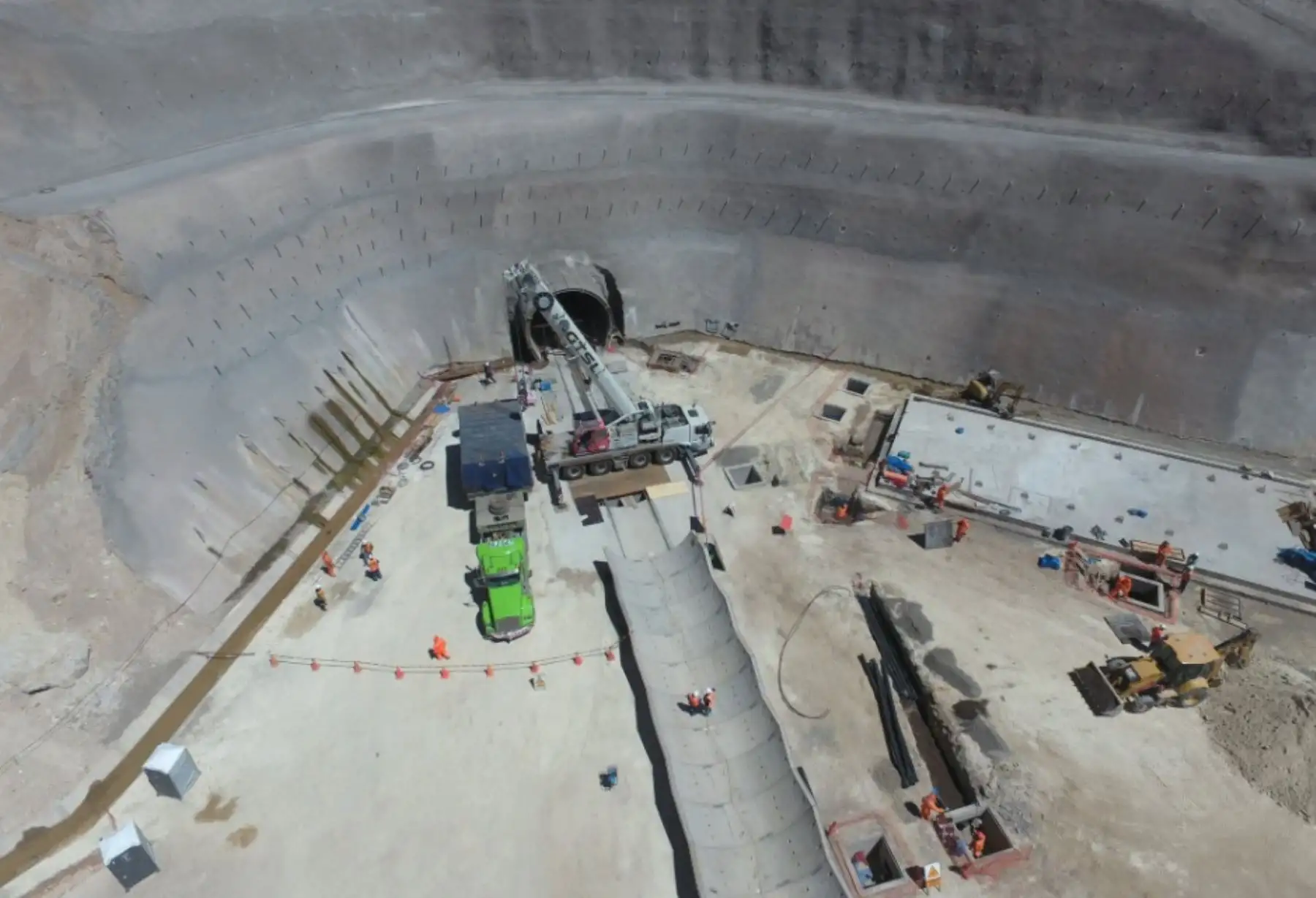 Con éxito culminaron las obras del túnel de desvío para la construcción de la gran represa de Angostura del proyecto agroenergético Majes Siguas II, que permitirá el trasvase de agua desde el río Apurímac para incorporar 38,500 hectáreas a la agricultura y potenciará el desarrollo regional y del país.