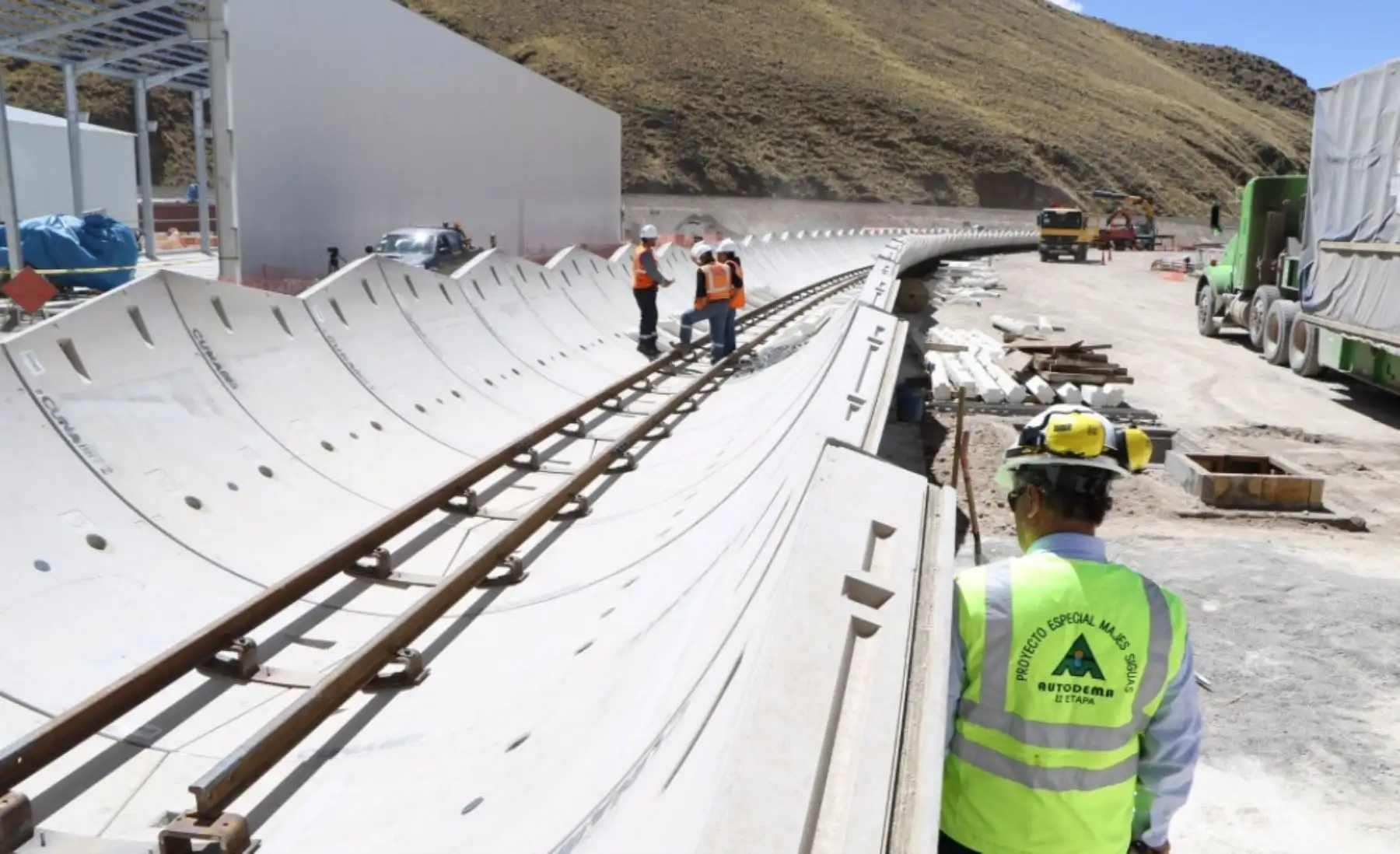 Con éxito culminaron las obras del túnel de desvío para la construcción de la gran represa de Angostura del proyecto agroenergético Majes Siguas II, que permitirá el trasvase de agua desde el río Apurímac para incorporar 38,500 hectáreas a la agricultura y potenciará el desarrollo regional y del país.