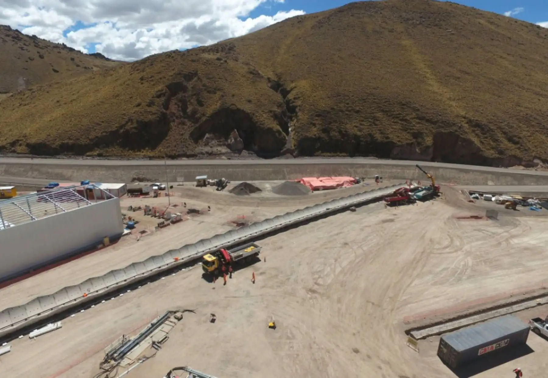 Con éxito culminaron las obras del túnel de desvío para la construcción de la gran represa de Angostura del proyecto agroenergético Majes Siguas II, que permitirá el trasvase de agua desde el río Apurímac para incorporar 38,500 hectáreas a la agricultura y potenciará el desarrollo regional y del país.
