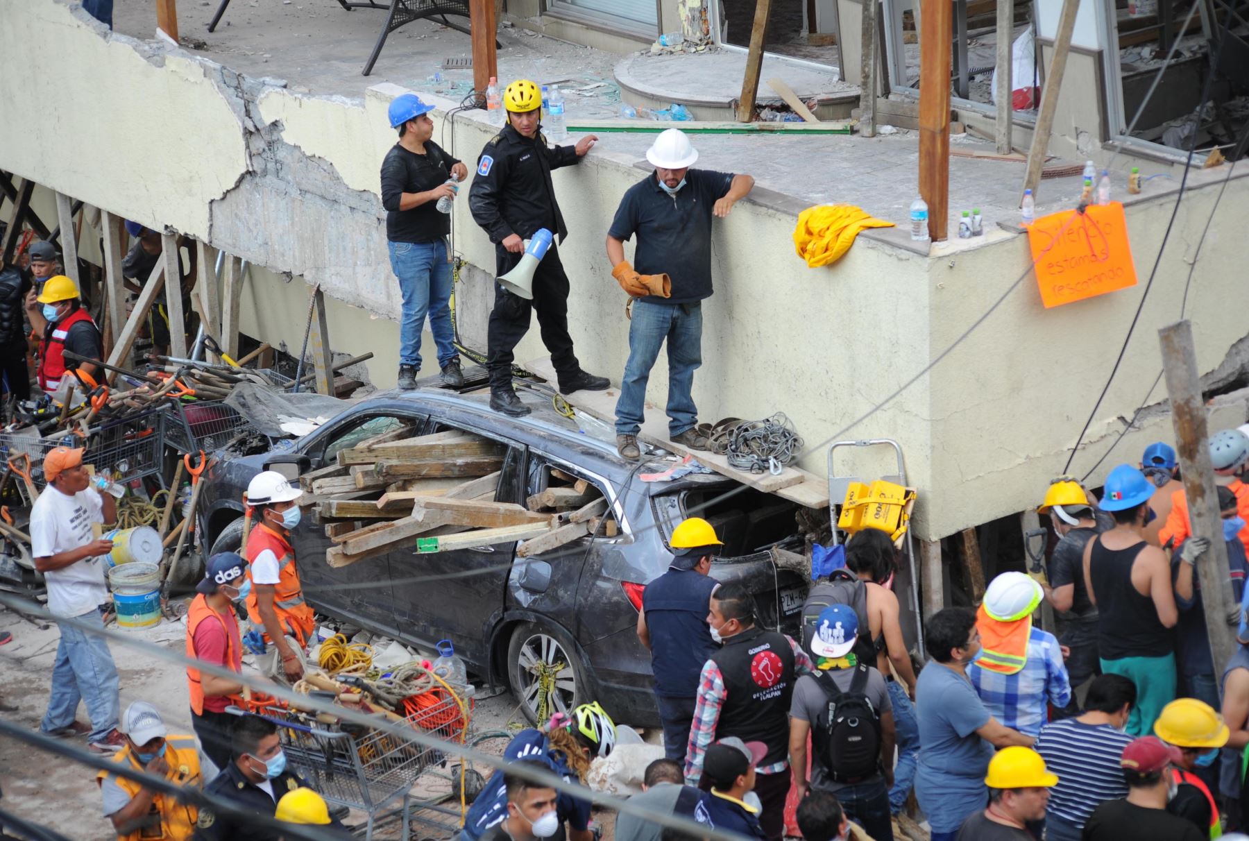 Equipos de rescate mexicanos buscan a personas atrapadas en los escombros tras el terremoto en la Ciudad de México. Foto: EFE
