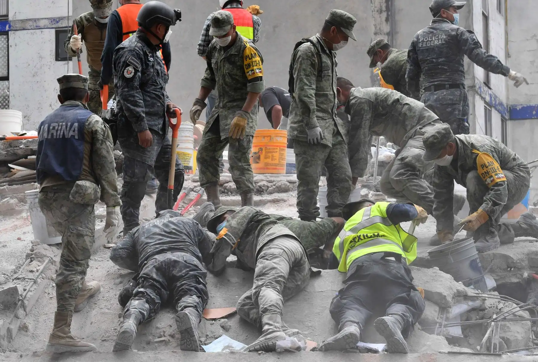 Equipos de rescate mexicanos buscan a personas atrapadas en los escombros tras el terremoto en la Ciudad de México. Foto: AFP