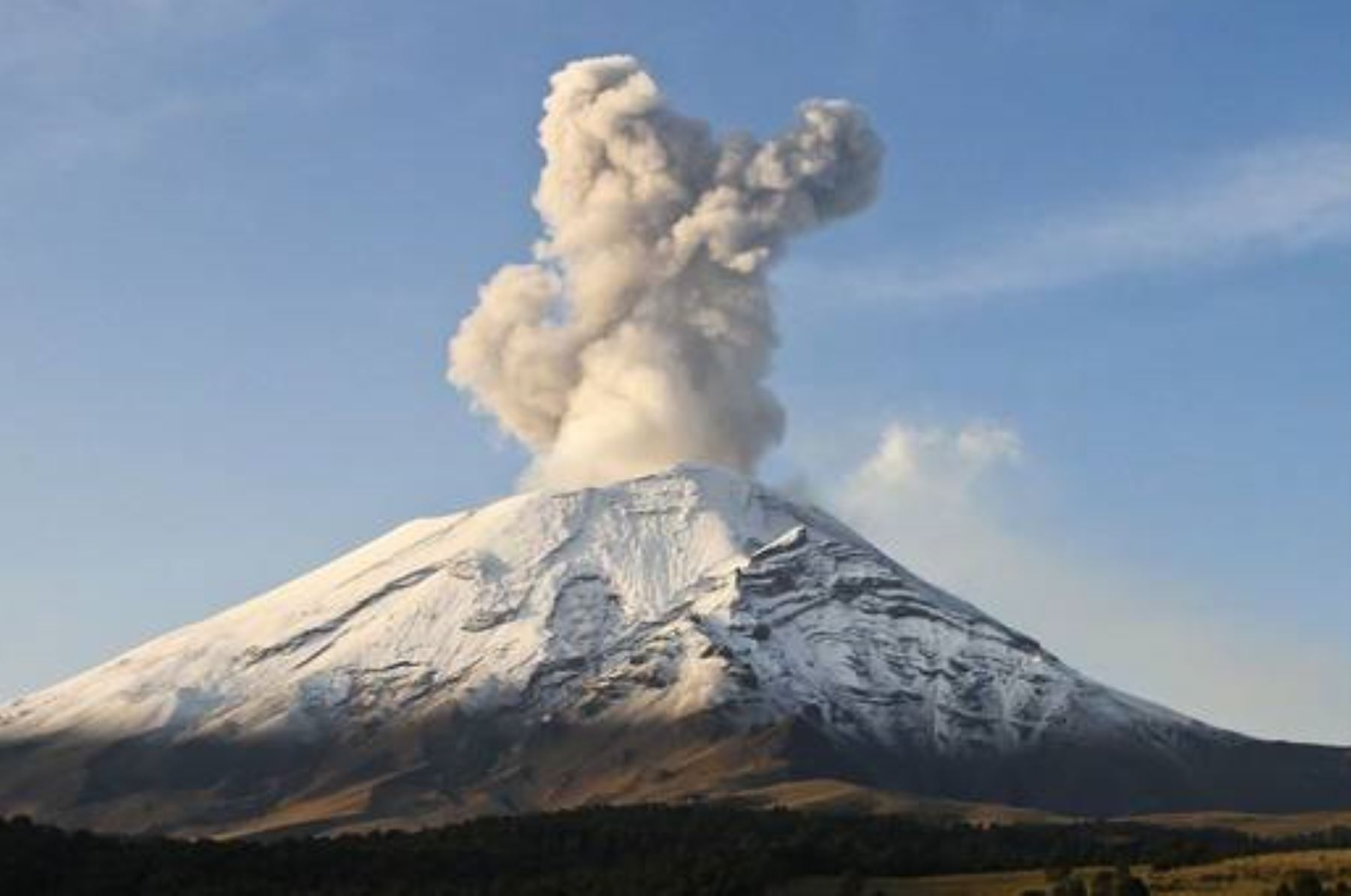 Volcán Popocatépetl registró 256 exhalaciones y una explosión. Foto: AFP.