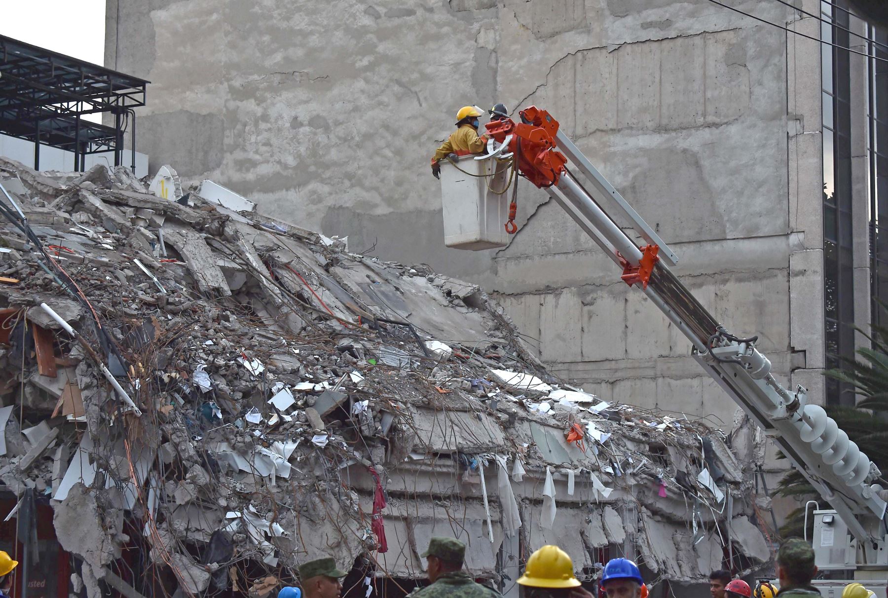21/09/2017   Rescatistas buscan a sobrevivientes en medio de los escombros de un edificio tras el terremoto de magnitud 7.1 en México. Foto: AFP