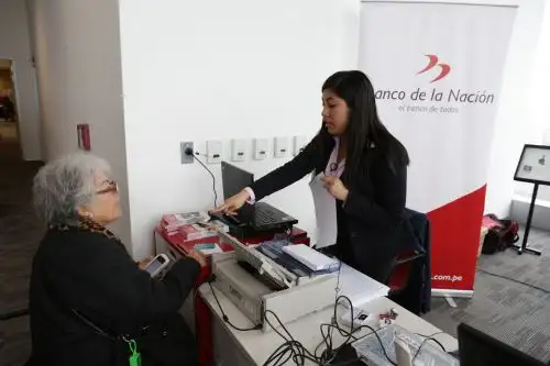 Adultos mayores aprenden a usar la tecnología. Foto: Difusión