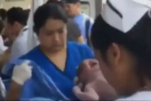 Bebé nace en medio de escombros tras el terremoto en un hospital en Morelos, México, y en redes la bautizan como el Ángel de Morelos.