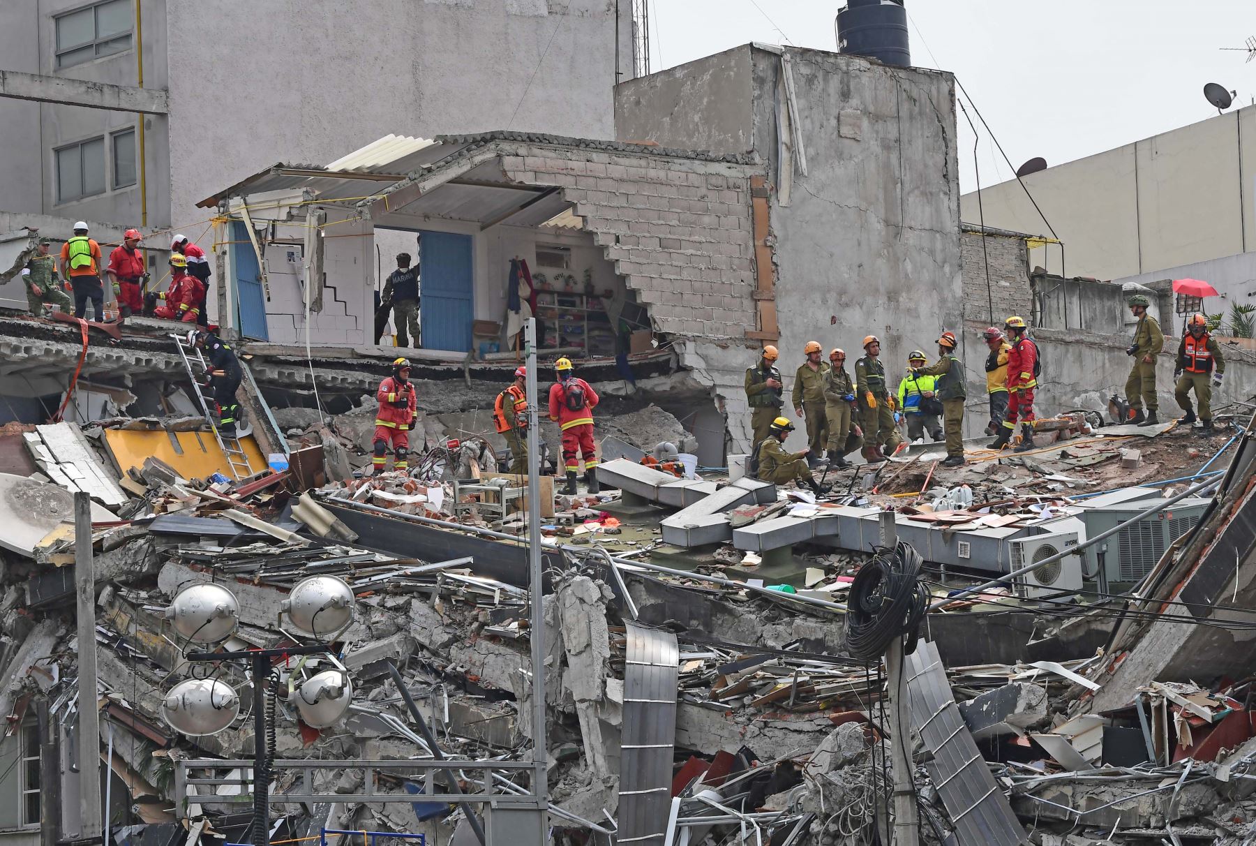 21/09/2017   Rescatistas de México e Israel buscan sobrevivientes en un edificio en la ciudad de México. Foto: AFP