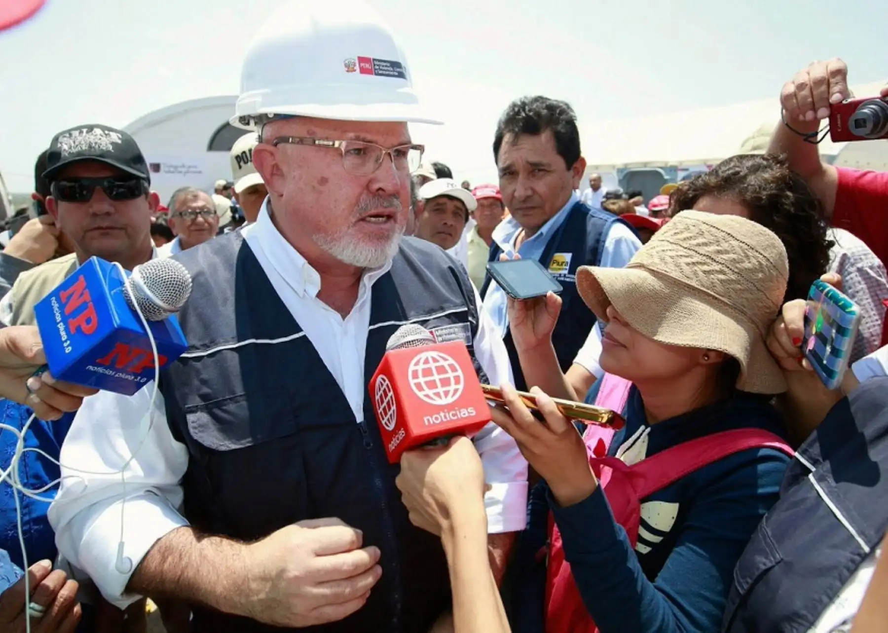 El ministro de Vivienda, Construcción y Saneamiento, Carlos Bruce, anunció hoy en Piura que en 30 días empezará la construcción de las viviendas definitivas en esa región, en tanto que las primeras 200 casas se entregarán en 60 días.