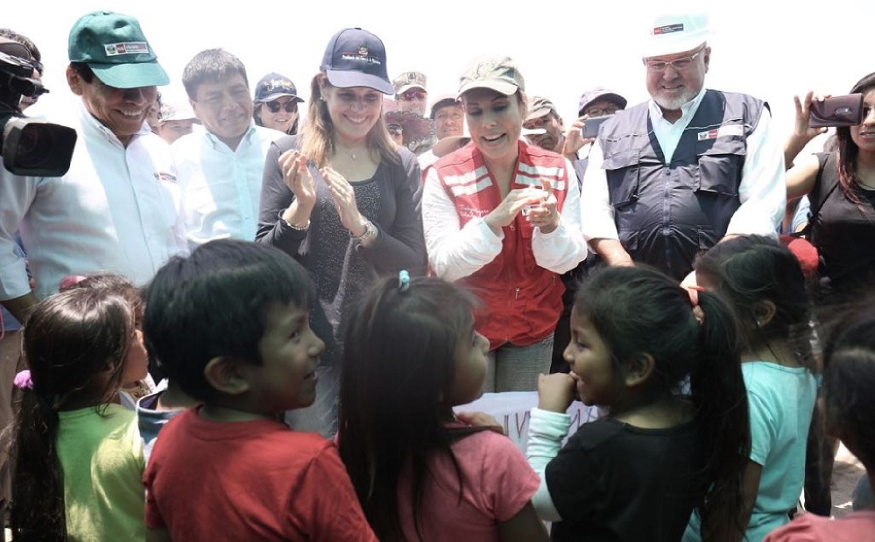 Presidenta del Consejo de Ministros, Mercedes Aráoz, y otros ministros reciben el afectuoso saludo de niños del albergue Santa Rosa en Piura.