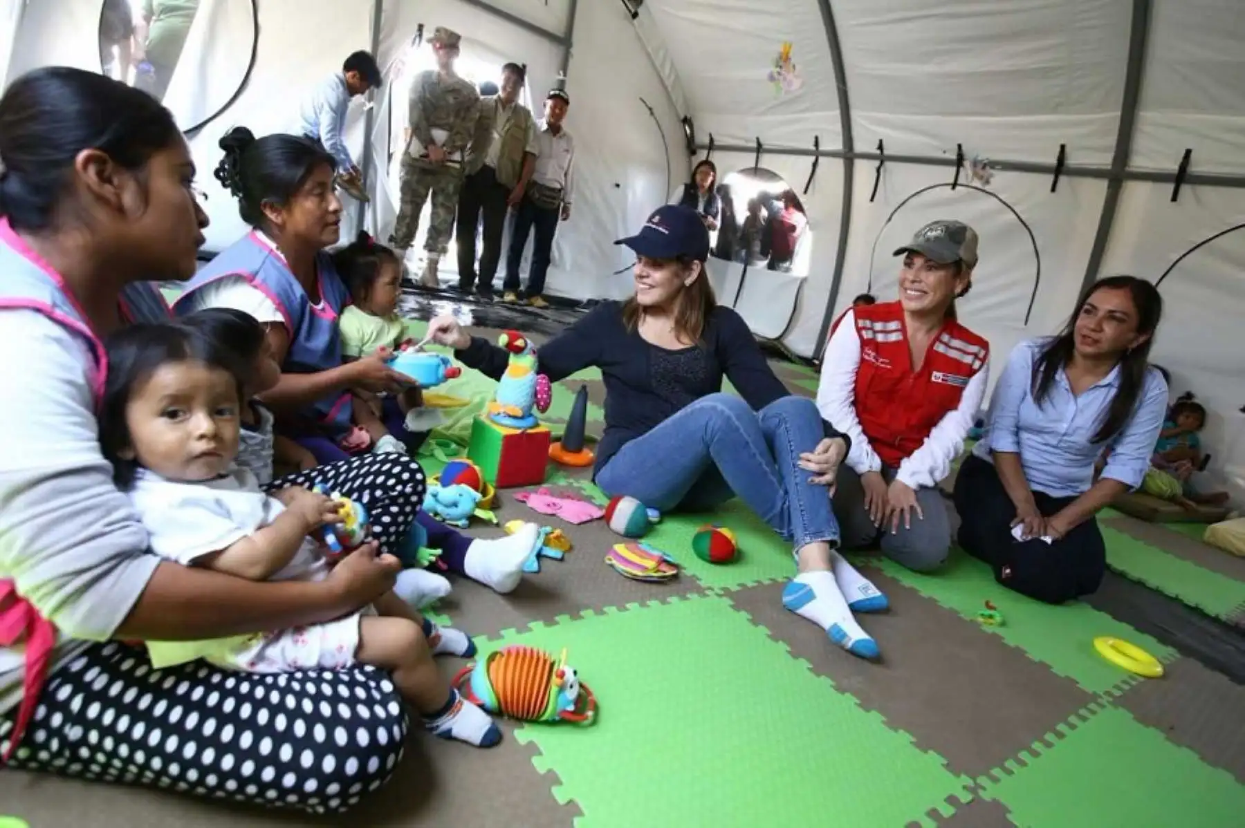 La ministra de Desarrollo e Inclusión Social (Midis), Fiorella Molinelli, supervisó hoy en el distrito de Cura Mori, en la región Piura, la atención que brindan los programas sociales del sector a las familias damnificadas por el Niño Costero.